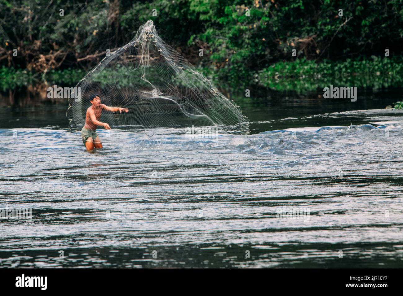 Ein indischer Mann, der sein Fischernetz am Amazonas in Brasilien auswirft. 2010. Stockfoto