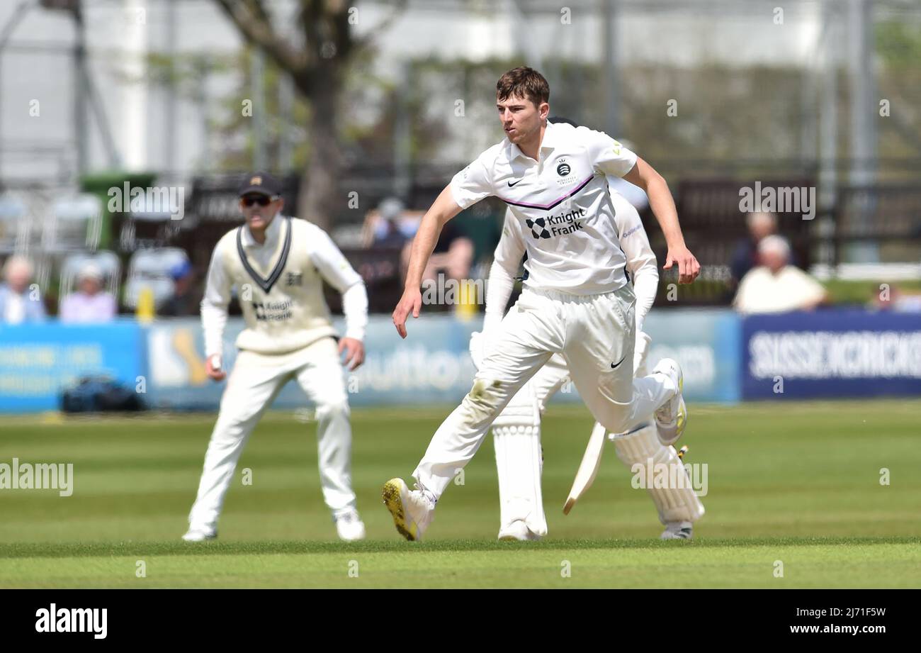 Hove UK 5. May 2022 - Martin Andersson bowelt am ersten Tag des LV= Insurance County Championship-Spiels auf dem Central County Ground 1. in Hove für Middlesex gegen Sussex. : Credit Simon Dack / Alamy Live News Stockfoto
