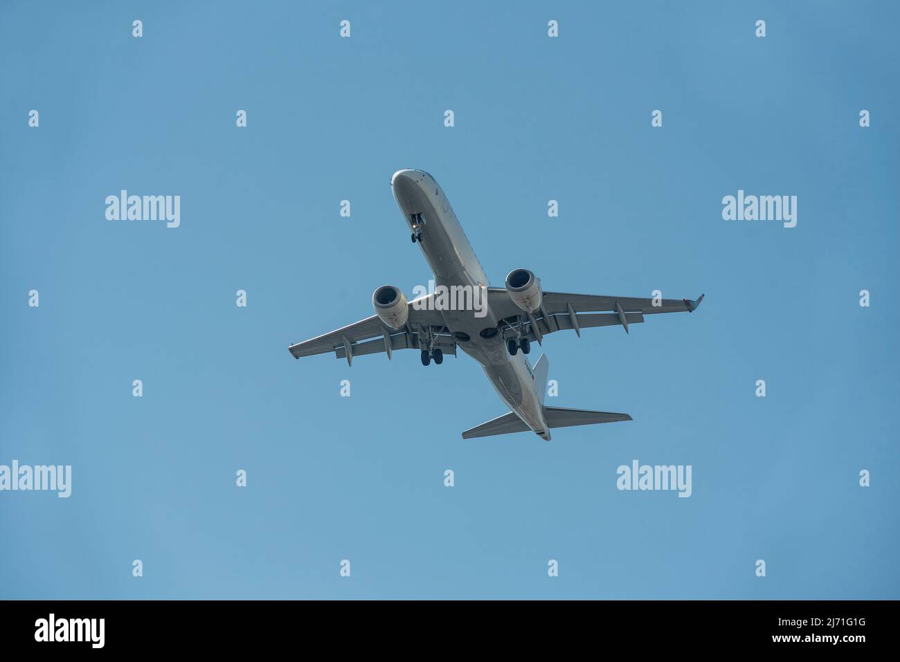Transport: Embraer E190LR Flugzeug D-AJHW Landung auf London City Flughafen LCY. Stockfoto