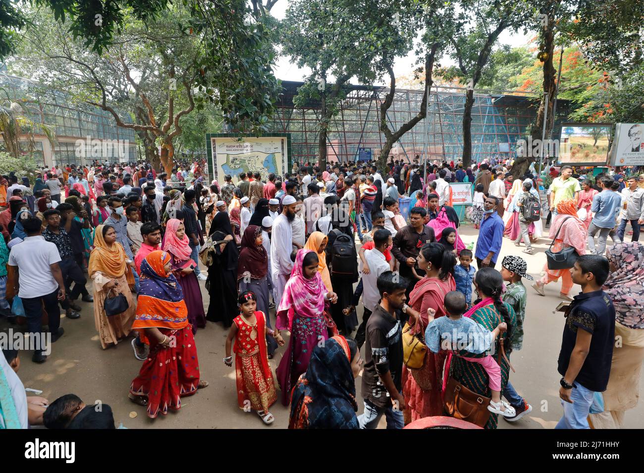 Dhaka, Bangladesch - 05. Mai 2022: Nach zwei Jahren pandemischer Schließung wurde die Wiedereröffnung des Dhaka National Zoo von Tausenden von Besuchern begrüßt Stockfoto