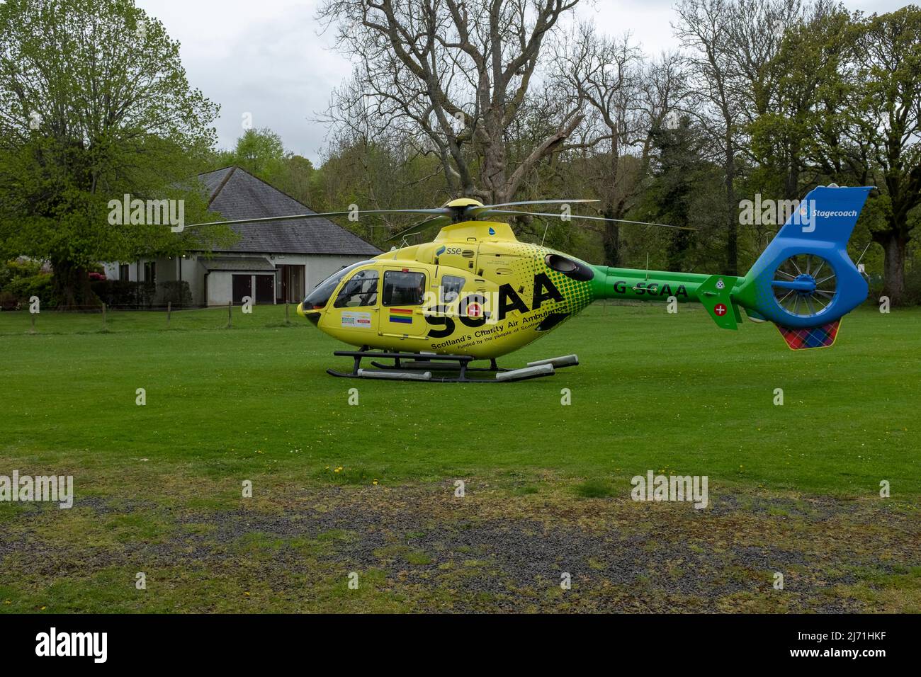 Dunkeld, Perthshire, Schottland, Großbritannien. 5.. Mai 2022. Scottish Air Ambulance Dunkeld, Perthshire, Schottland, Großbritannien. Kredit: Cameron Cormack/Alamy Live Nachrichten Stockfoto