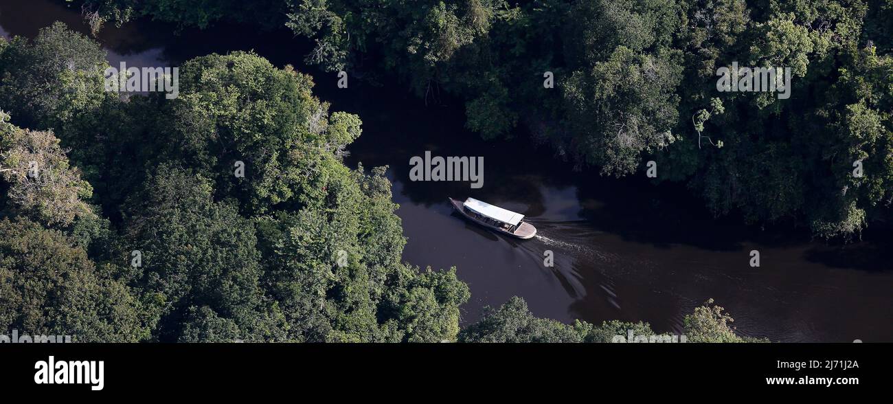 Luftaufnahme eines Bootes, das einen Fluss im Amazonas in Brasilien überquert. Combu Island, Ilha do Combu, Belém, Pará State, Amazon, Brasilien. 2013. Stockfoto