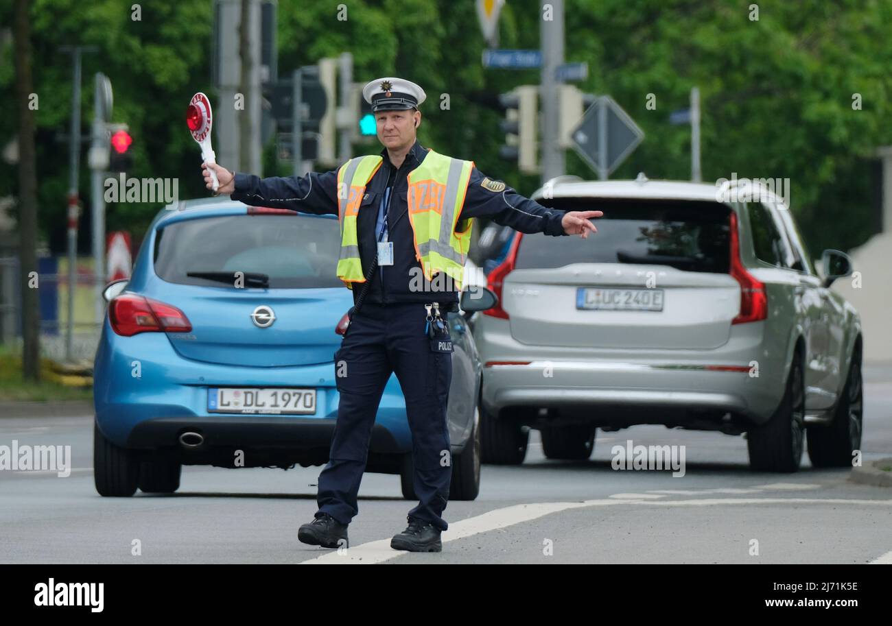 05. Mai 2022, Sachsen, Leipzig: Ein Polizist mit einer Kelle steht während einer Verkehrskontrolle auf einer Straße. Im Rahmen der Verkehrssicherheitskampagne „sicher.mobil.leben“ führt die Leipziger Polizei im Rahmen der bundesübergreifenden Verkehrssicherheits-Kampagne „Straßentüchtigkeit im Blick! Foto: Sebastian Willnow/dpa Stockfoto