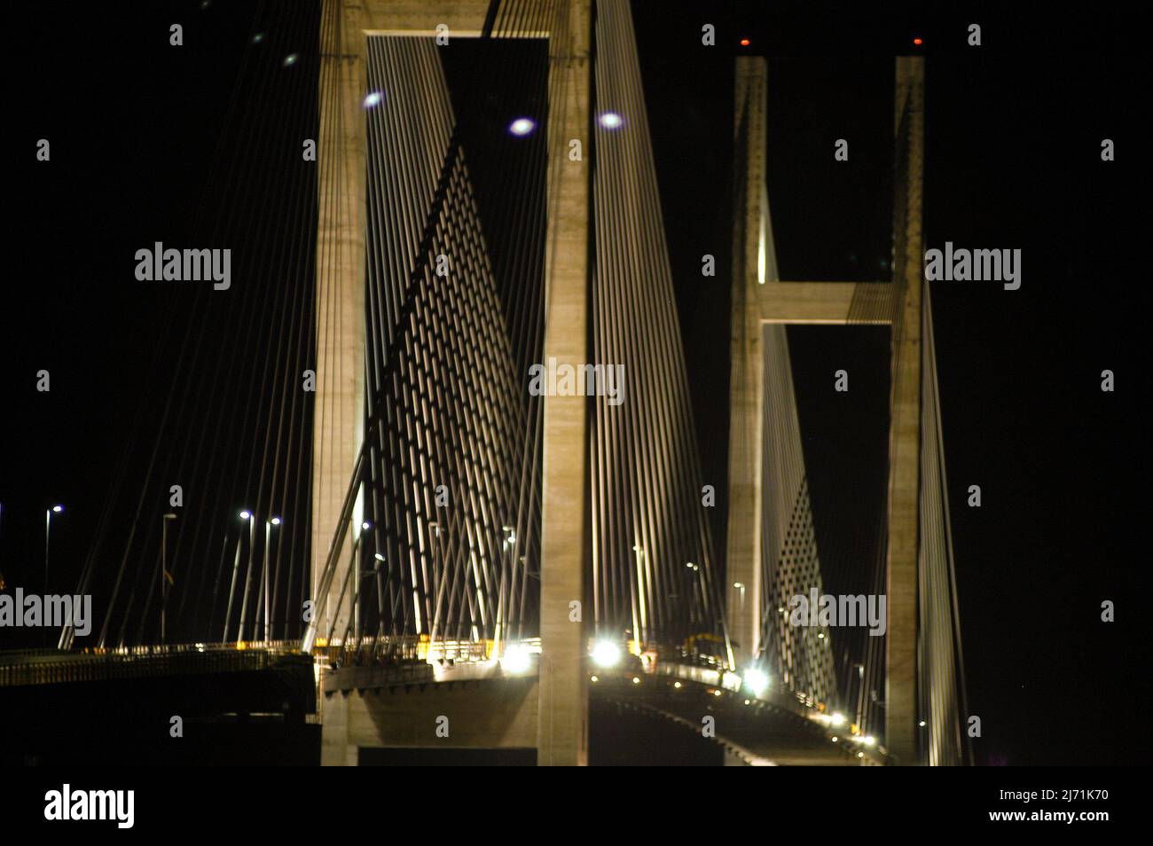 Nachtansicht der Alça Viária Brücke in Belém, Pará, Amazonas, Brasilien. Stockfoto