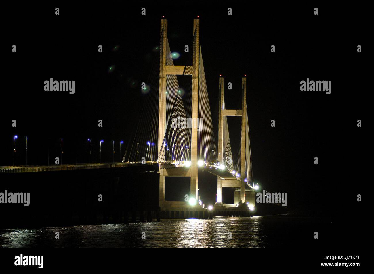 Nachtansicht der Alça Viária Brücke in Belém, Pará, Amazonas, Brasilien. Stockfoto