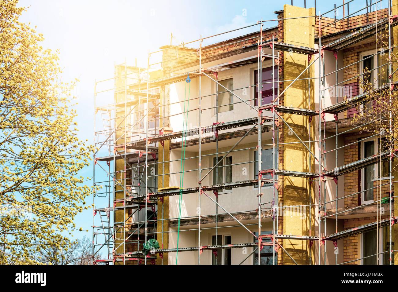 Außenwandisolierung während der Frühjahrssaison. Massive Wandisolierung. Energieeffizienz Hauswand Renovierung zur Energieeinsparung. Stockfoto