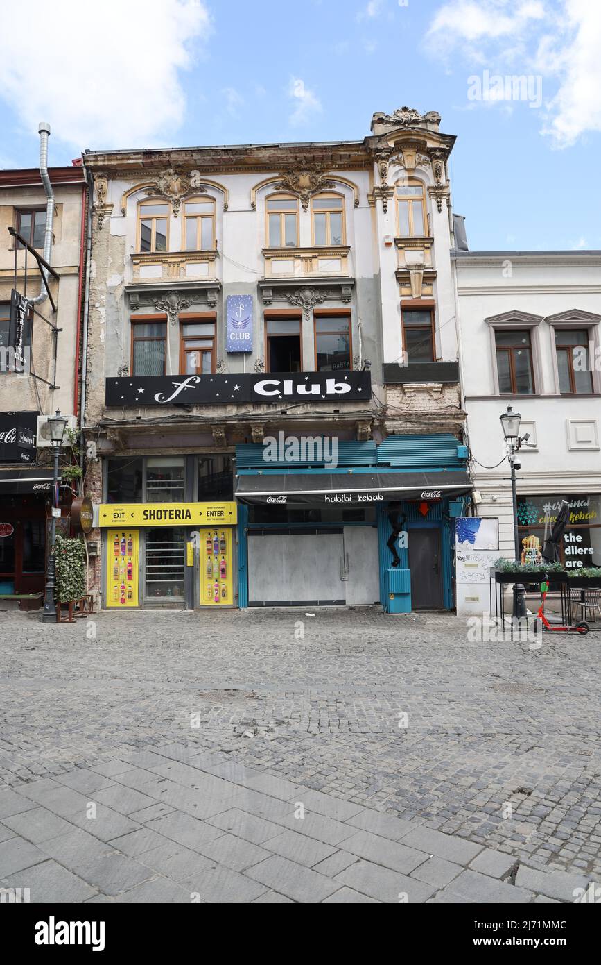 Nachtclub in historischem Gebäude in der Altstadt von Bukarest, Rumänien; Schild mit Mädchensilhouette in der Nähe des Eingangs Stockfoto