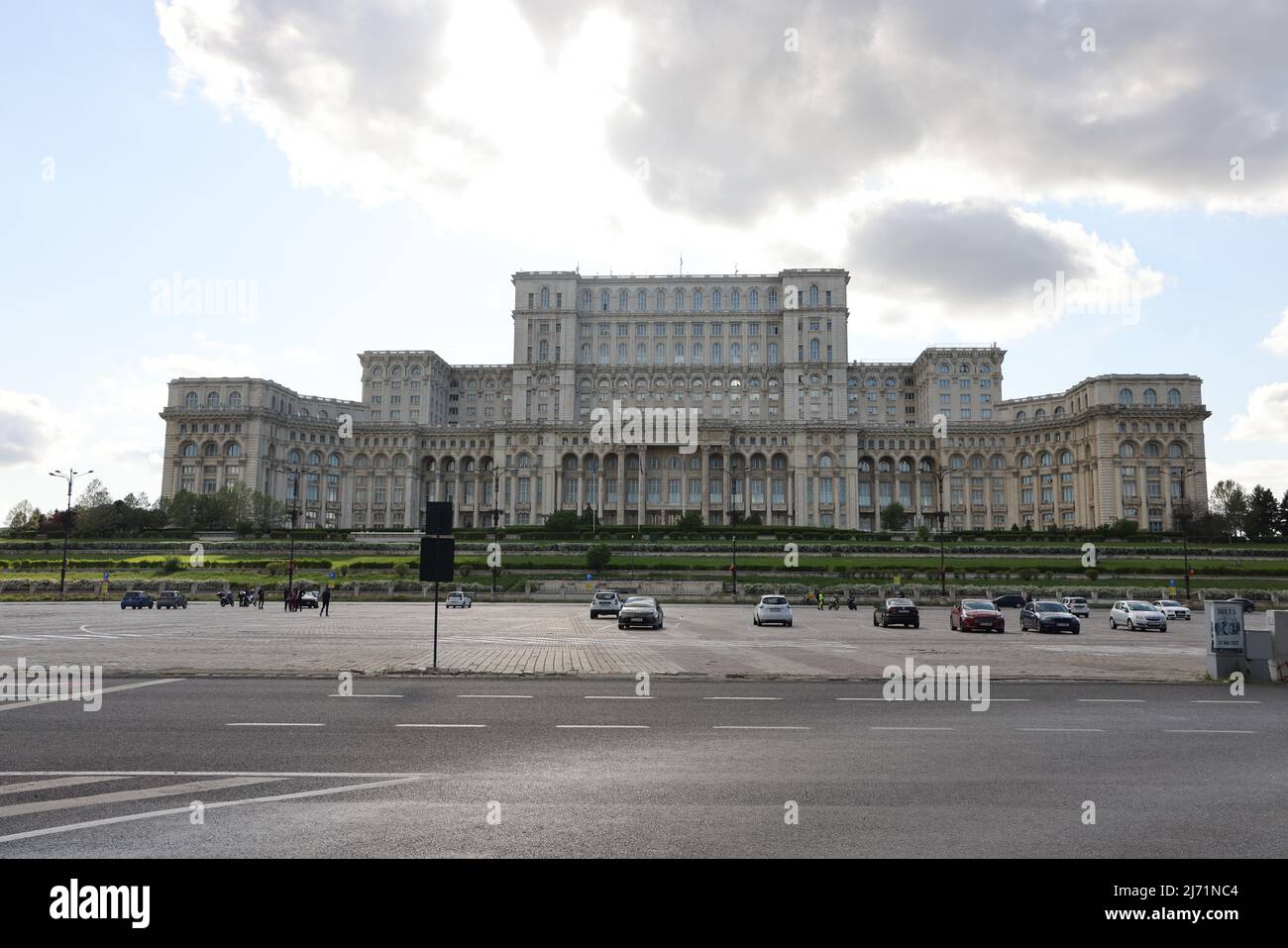 Dunkle Wolken über dem Haus des Volkes in Bukarest, Rumänien, das das 2. größte Gebäude der Welt ist; Sitz des rumänischen parlaments; konzeptionell Stockfoto