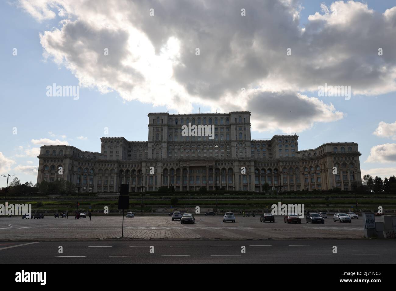Dunkle Wolken über dem Haus des Volkes in Bukarest, Rumänien, das das 2. größte Gebäude der Welt ist; Sitz des rumänischen parlaments; konzeptionell Stockfoto