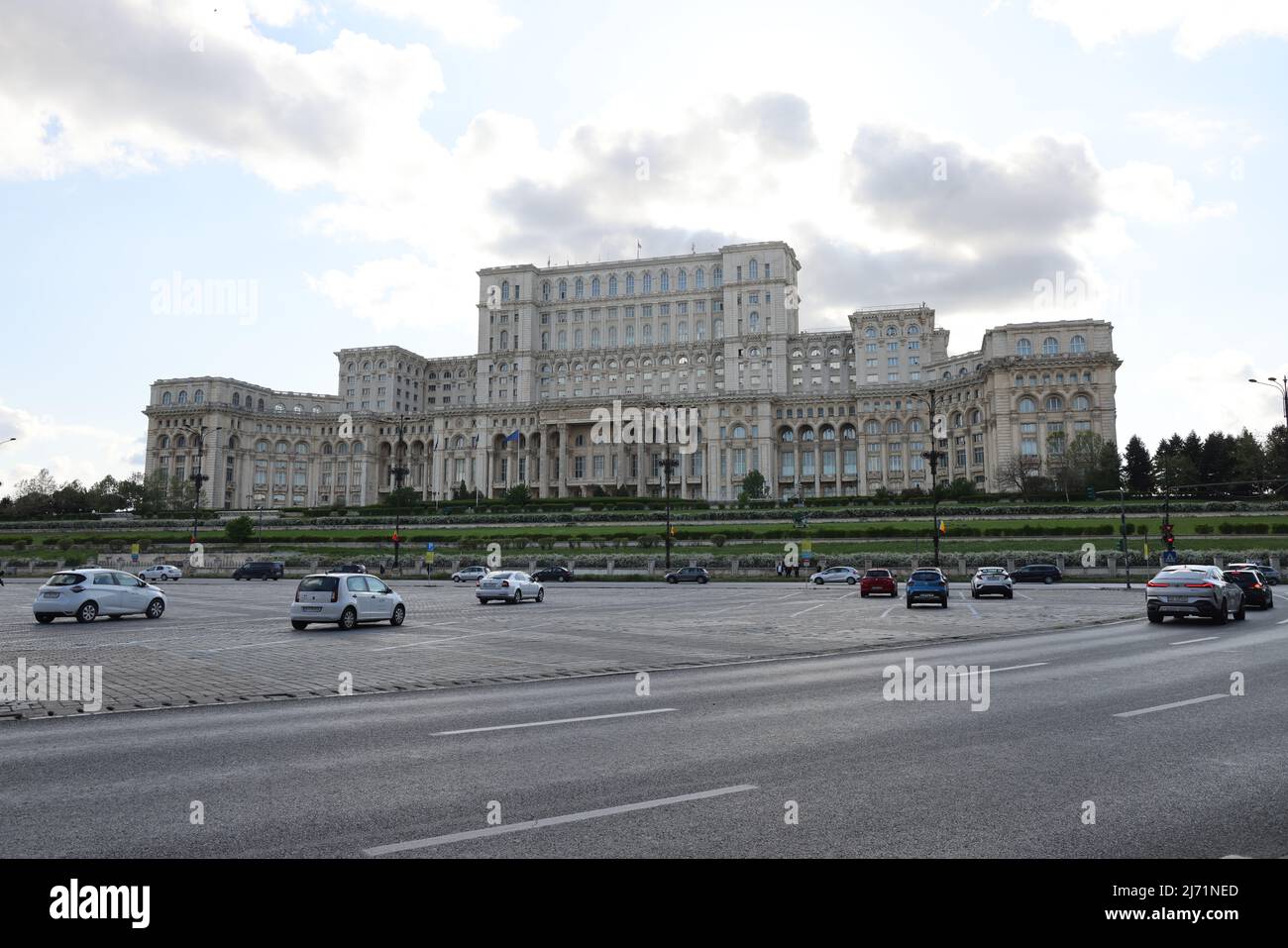 Riesiges Haus der Menschen in Bukarest, Rumänien, das das 2. größte Gebäude der Welt ist; Sitz des rumänischen parlaments; Architekt Anca Petrescu Stockfoto