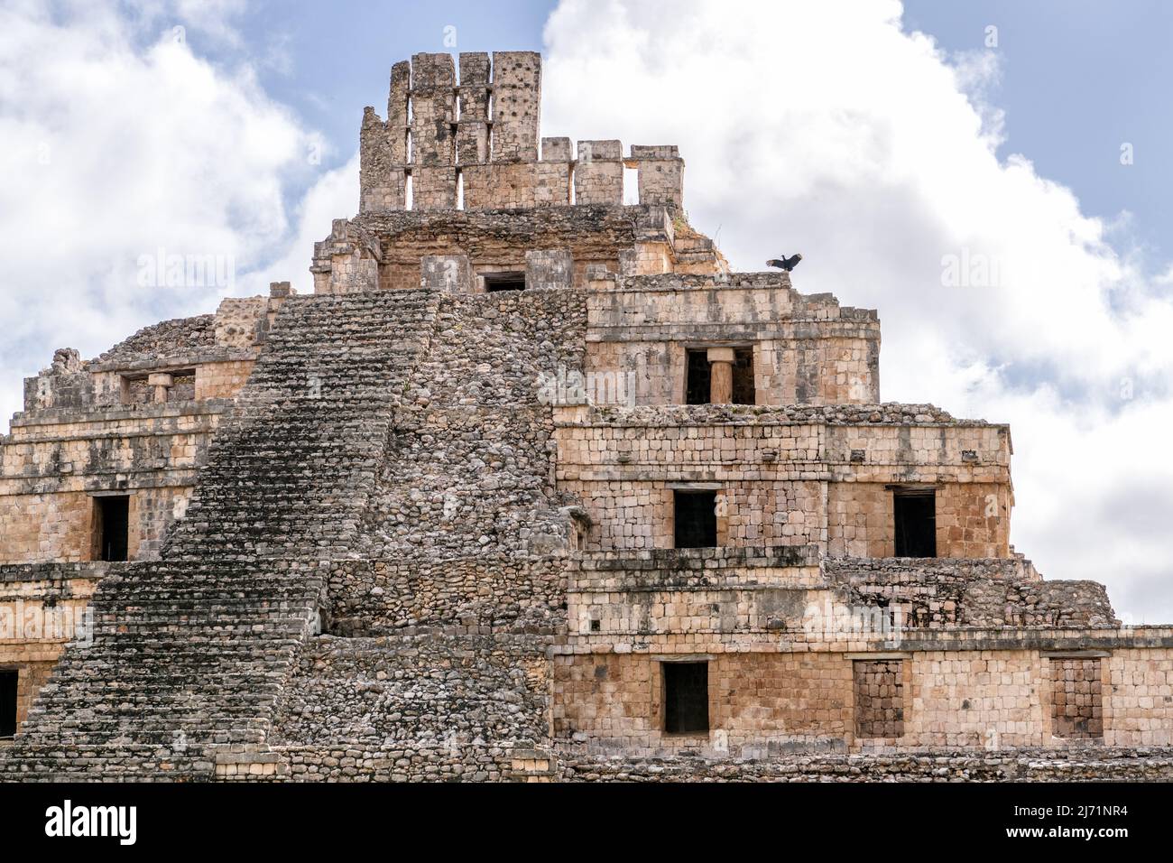 Vogel auf der Spitze der Edzna Pyramide (der Tempel der fünf Stockwerke), alte maya-Ruinen, Campeche, Yuktan, Mexiko Stockfoto