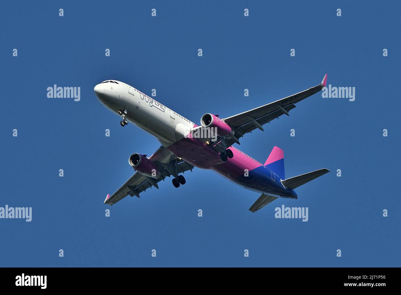 Wizz Air Airbus A321 zwei-Triebwerke-Düsenflugzeug im Flug Stockfoto