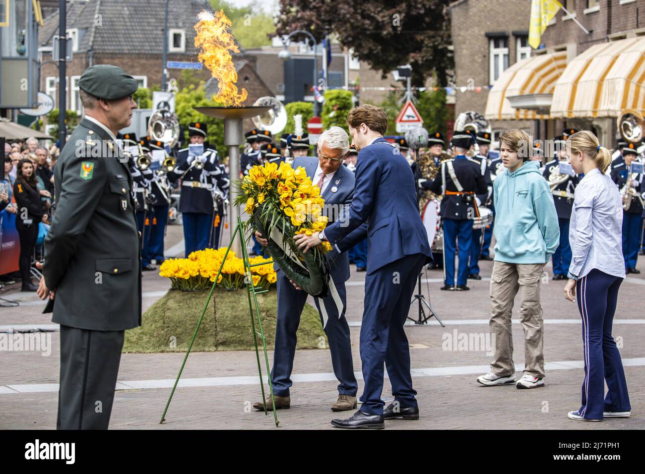 2022-05-05 12:15:24 WAGENINGEN - der Bürgermeister von Wageningen Floor Vermeulen (r) legt während der jährlichen Liberation Parade in Wageningen einen Kranz als Tribut an die Befreier. Der Befreiungstag wurde nach zwei Coronajahren wie üblich gefeiert. ANP VINCENT JANNINK niederlande Out - belgien Out Stockfoto