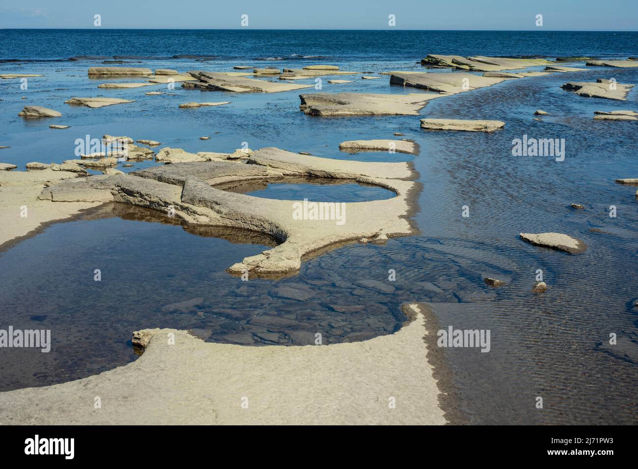 Alter Steinbruch aus dem 19.. Jahrhundert zur Herstellung von Mühlsteinen in Gisloevshammar, Skillinge, Simrishamn Gemeinde, Scania, Schweden, Ostsee Stockfoto