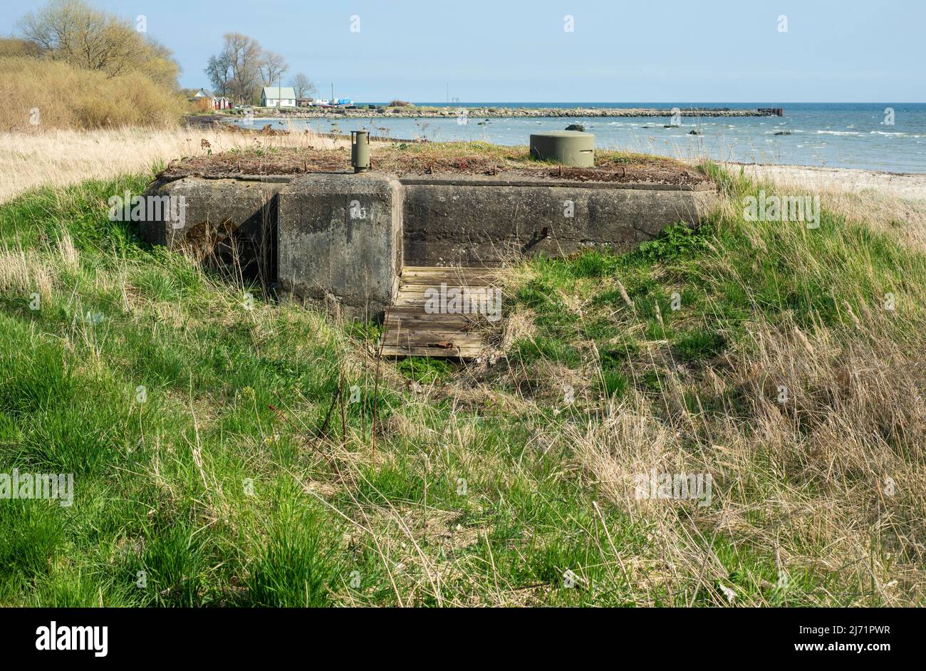 Betonbunker in einer mehr als 500 km langen Verteidigungslinie mit 1063 Betonbunkern entlang der Küste von Scania, die WW2 zwischen 1939 und 1940 erbaut wurde. Jetzt Stockfoto