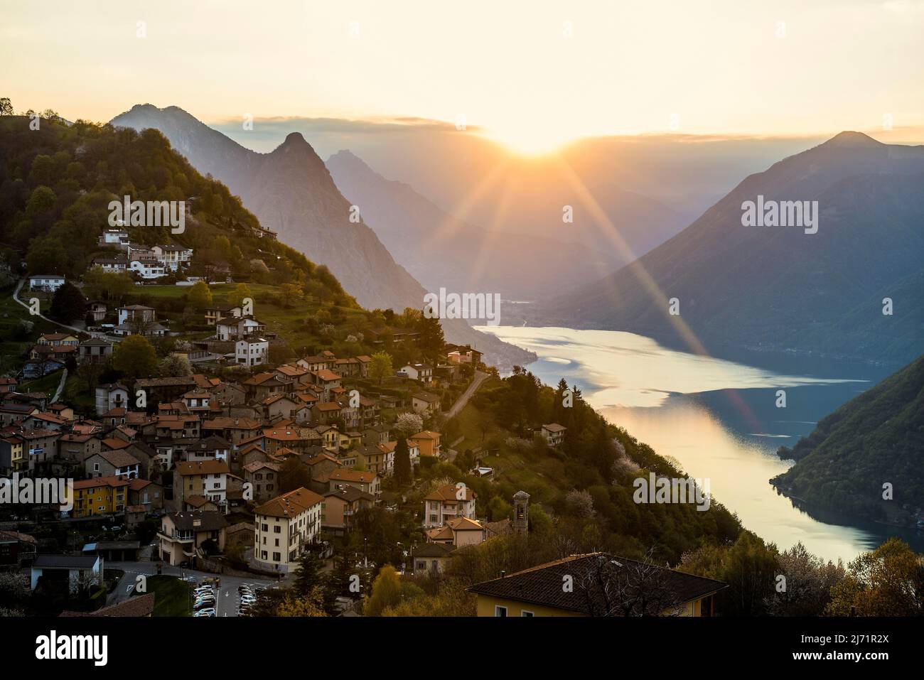 Blick auf das Dorf Bre, Sonnenaufgang, Monte Bre, Lugano, Luganersee, Lago di Lugano, Tessin, Schweiz Stockfoto