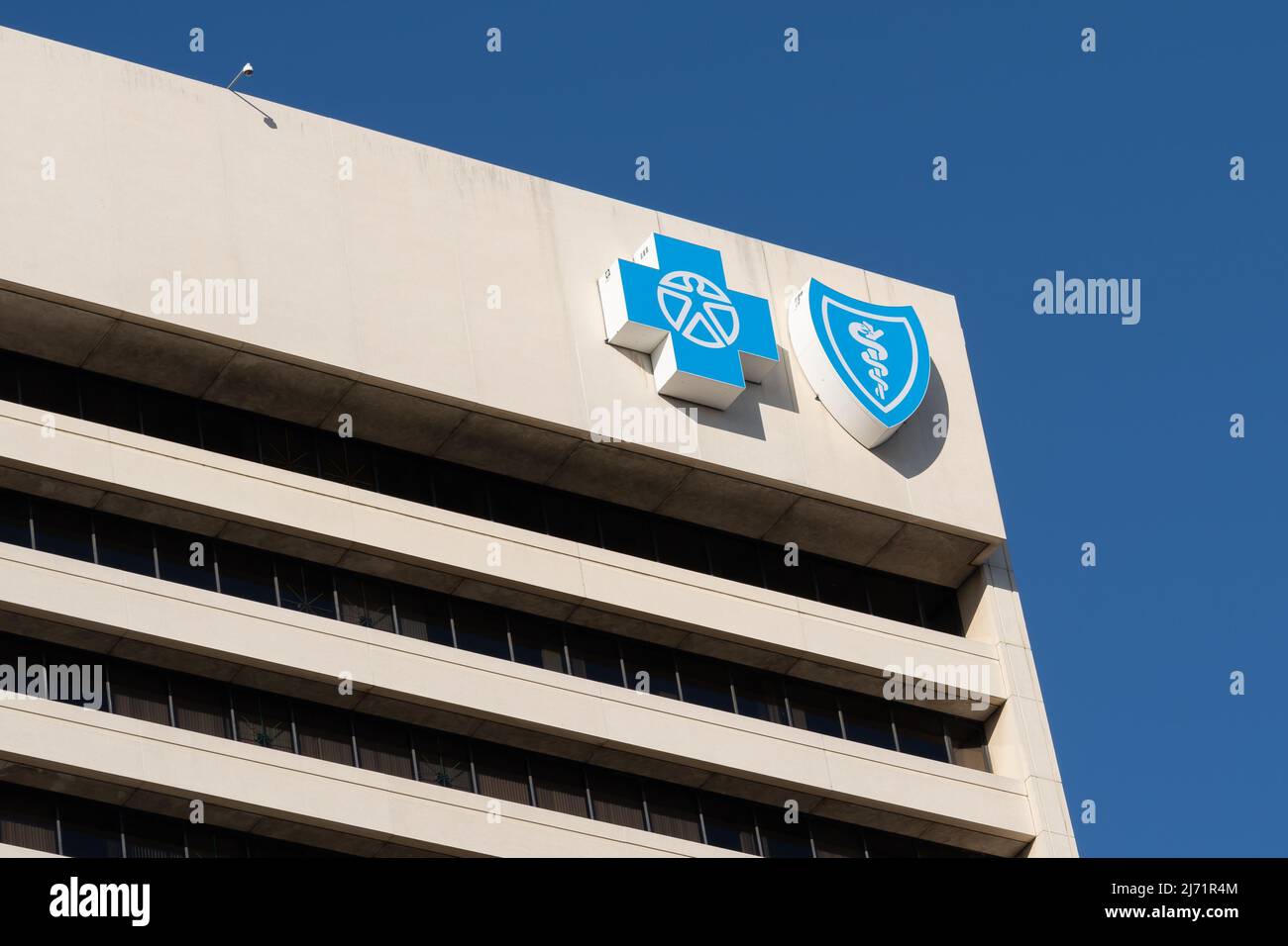 Detroit, MI, USA - 26. Dezember 2021: Blue Cross Blue Shield Logo auf dem Gebäude. Stockfoto