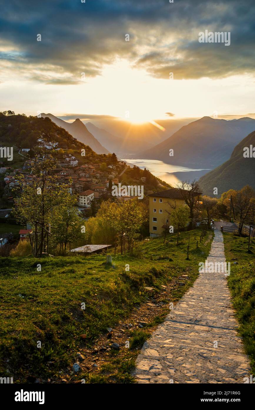 Blick auf das Dorf Bre, Sonnenaufgang, Monte Bre, Lugano, Luganersee, Lago di Lugano, Tessin, Schweiz Stockfoto