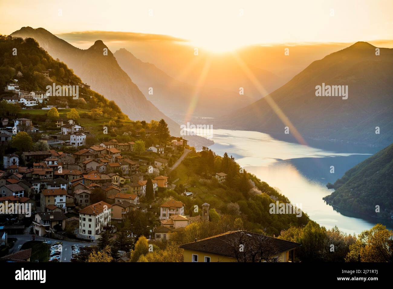 Blick auf das Dorf Bre, Sonnenaufgang, Monte Bre, Lugano, Luganersee, Lago di Lugano, Tessin, Schweiz Stockfoto