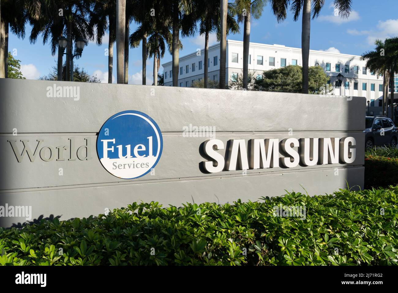 Doral, FL, USA - 1. Januar 2022: Grundschild von Samsung und World Fuel Services am Eingang ihres Bürogebäudes in Doral, FL, USA. Stockfoto