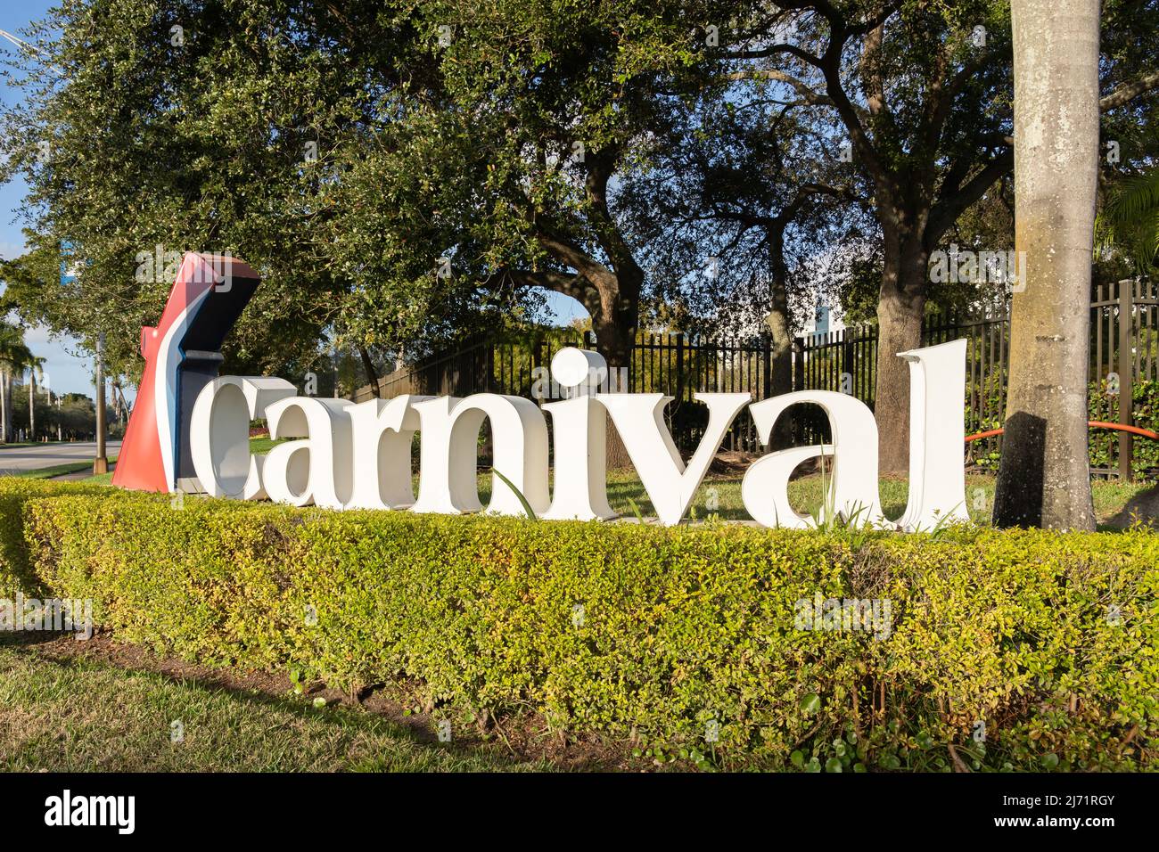 Miami, Florida, USA - 1. Januar 2022: Carnival Cruise Line-Logo am Hauptsitz in Miami, Florida, USA. Stockfoto