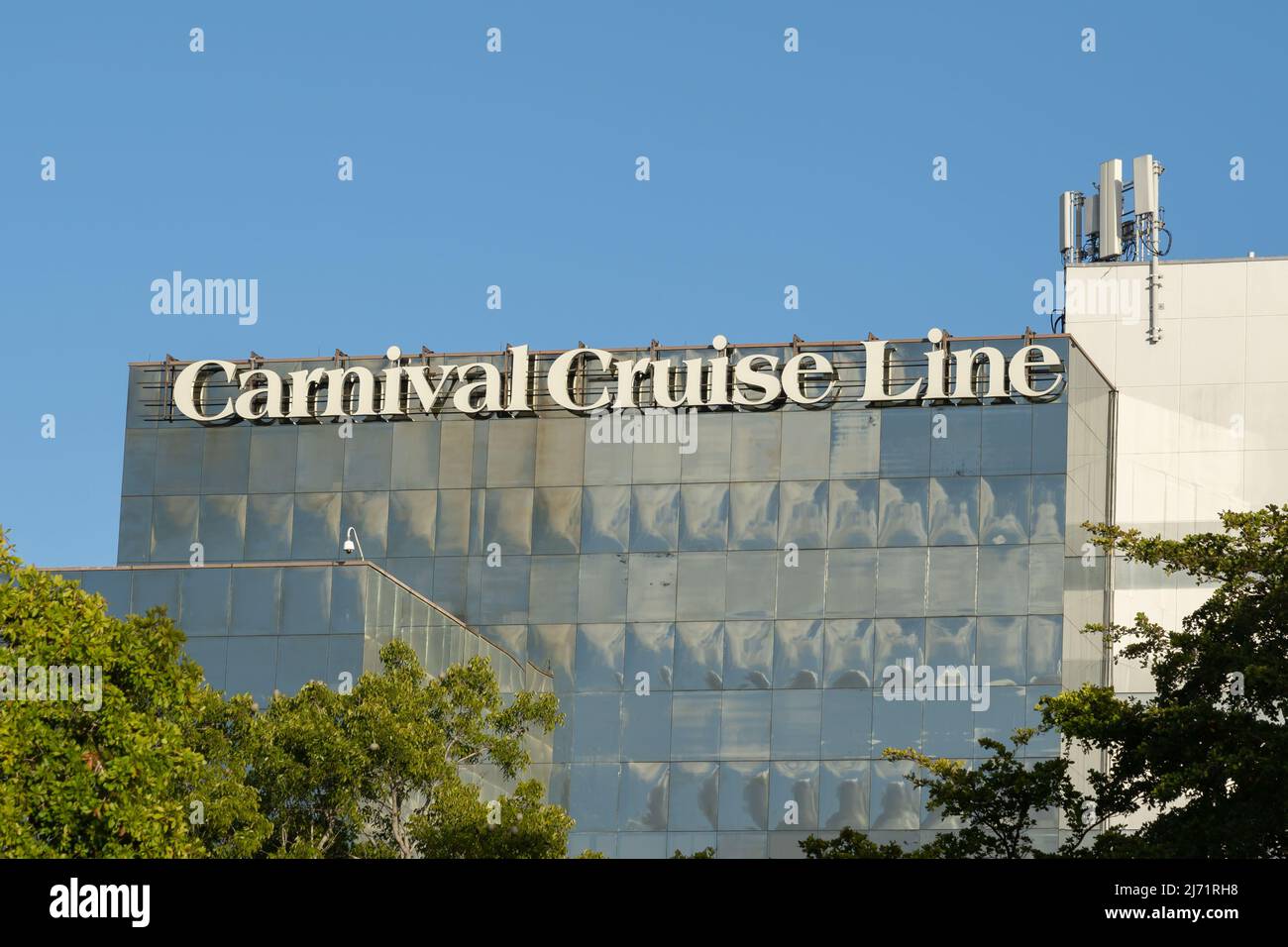 Miami, Florida, USA - 1. Januar 2022: Carnival Cruise Line-Logo auf ihrem Hauptsitz in Miami, Florida, USA. Stockfoto