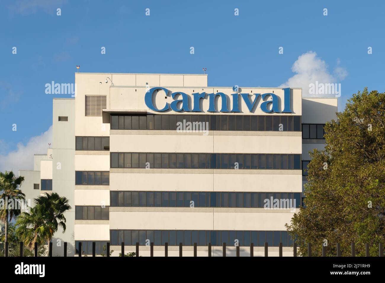 Miami, Florida, USA - 1. Januar 2022: Carnival Cruise Line-Logo auf ihrem Hauptsitz in Miami, Florida, USA. Stockfoto