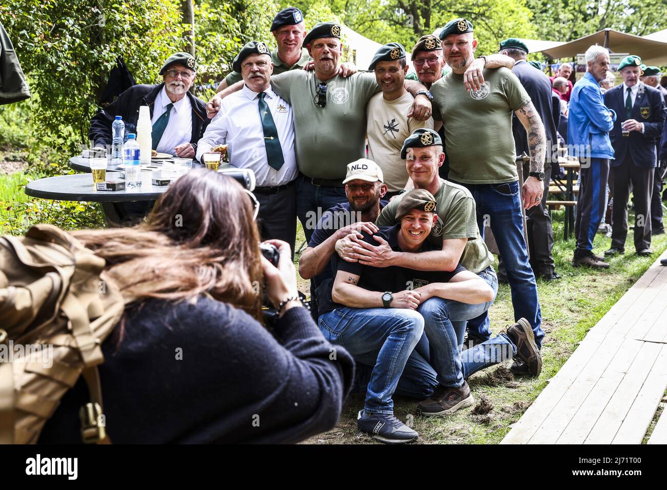 2022-05-05 14:40:13 WAGENINGEN - Niederländische Veteranen des Corps Commando Truppen Pose für ein Gruppenfoto während der Veterans Geschichten geteilt im Arboretum nach der jährlichen Liberation Parade in Wageningen als Tribut an die Befreier. Der Befreiungstag wurde nach zwei Coronajahren wie üblich gefeiert. ANP VINCENT JANNINK niederlande Out - belgien Out Stockfoto