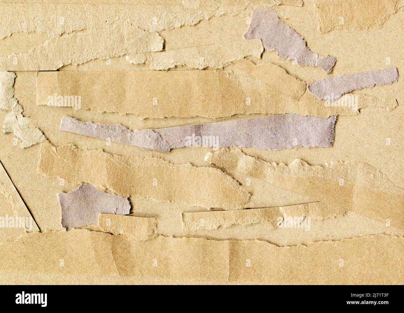 Set aus kunsthandwerklich zerrissenem Papier, zerrissene Papierstücke auf natürlichem braunen Hintergrund Stockfoto