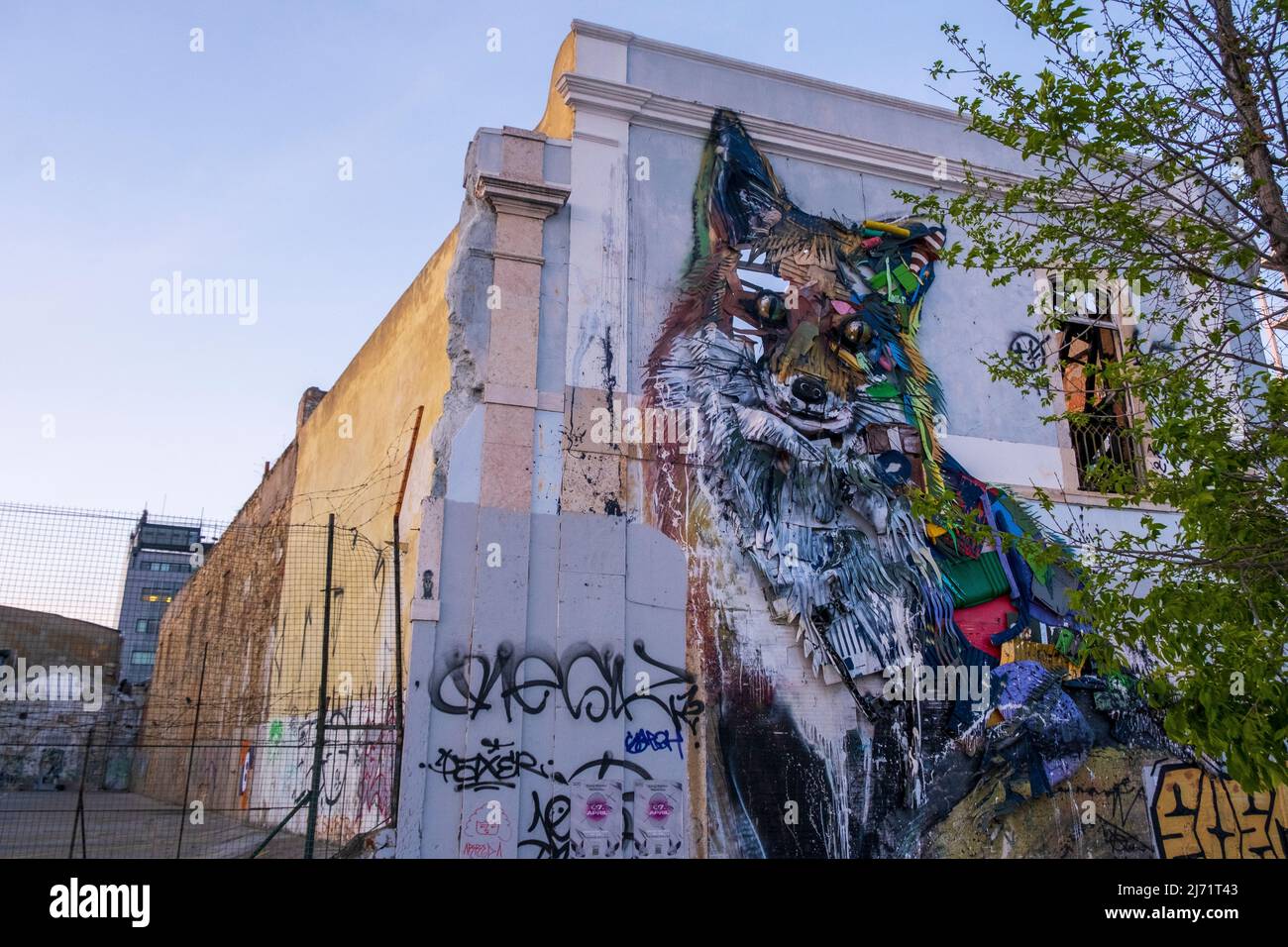 Fuchs aus recyceltem Material an einer Wand in Lissabon, Portugal Stockfoto