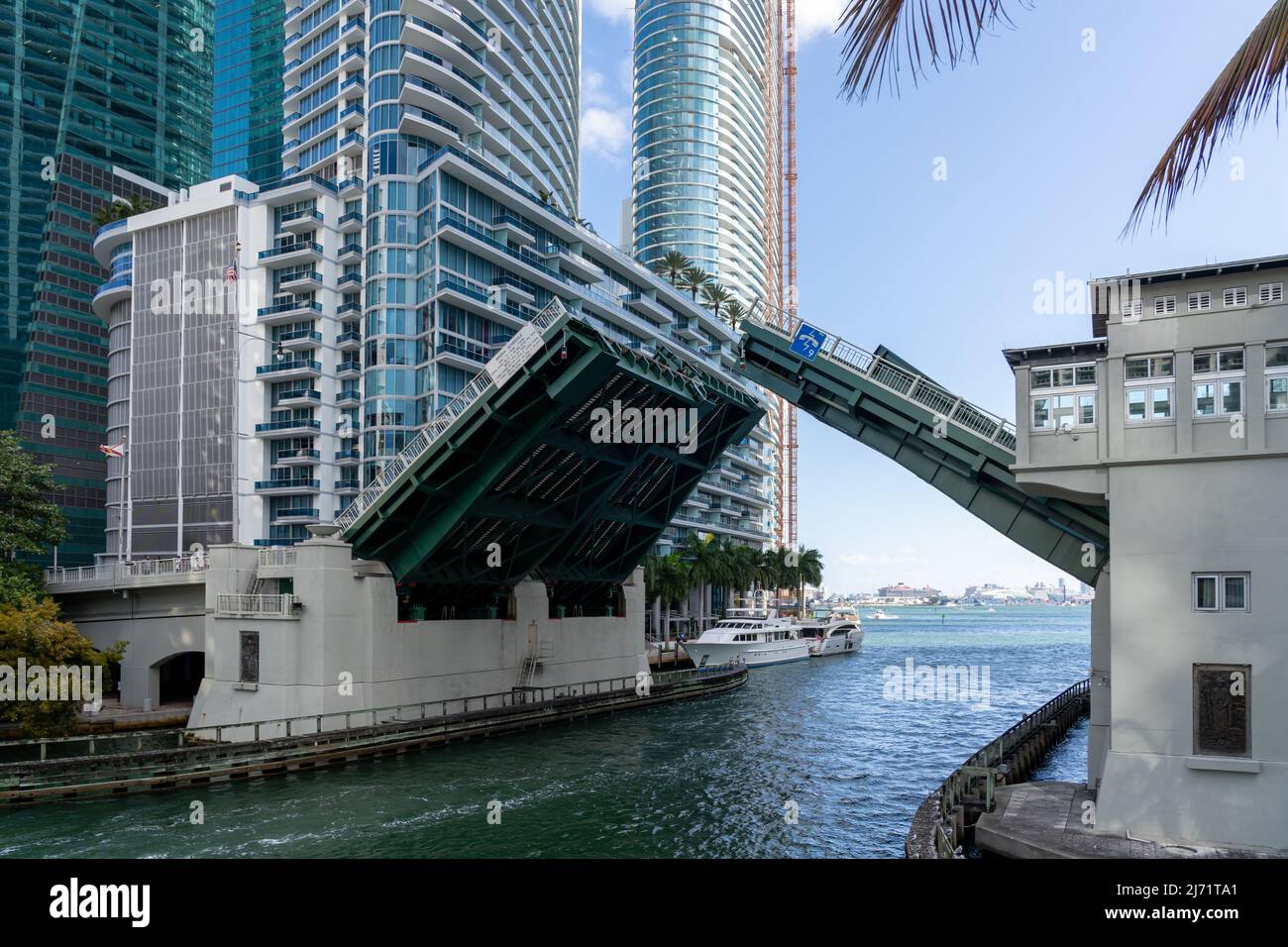 Miami, Florida, USA - 2. Januar 2022: Brickell Avenue Bridge in Miami. Die Brickell Avenue Bridge ist eine Bascule-Brücke in der Innenstadt von Miami, die trägt Stockfoto