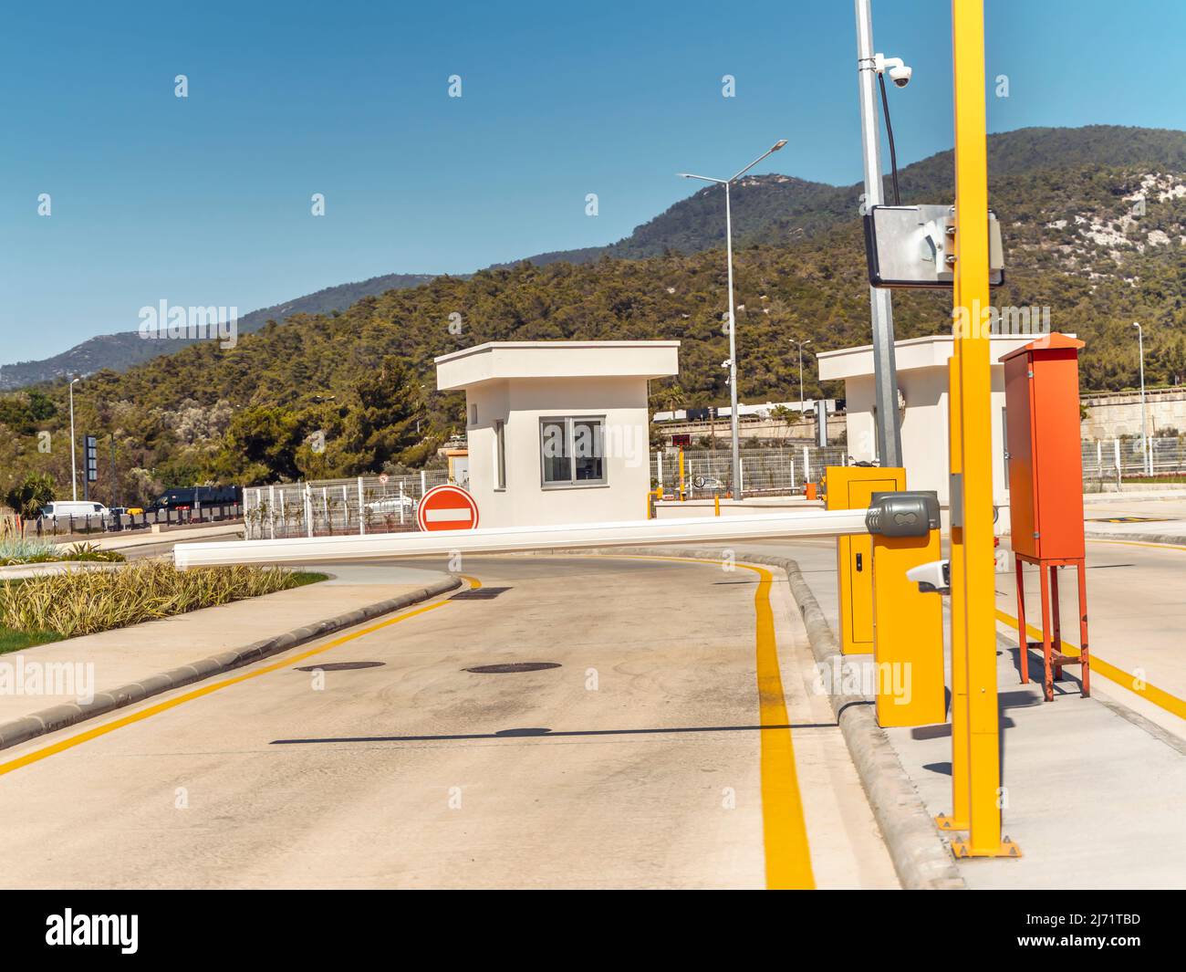 Bewachter Eingang zum Parkplatz mit einer automatischen Barriere, einer Sicherheitskabine. Sicherheitssystem. Stockfoto