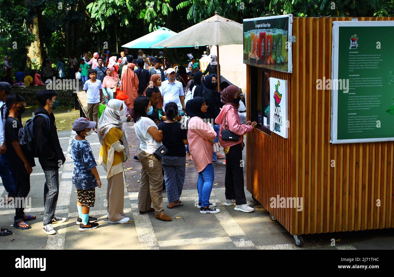 5. Mai 2022, Bogor, West-Java, Indonesien: Der Botanische Garten Bogor, der sich in der Stadt Bogor, West-Java, befindet, ist voll von Besuchern, die aus der Stadt Bogor und außerhalb der Stadt Bogor kommen. Sie verbringen ihre Eid-Ferien und genießen die wunderschöne Landschaft im Botanischen Garten von Bogor. (Bild: © Denny Pohan/ZUMA Press Wire) Stockfoto