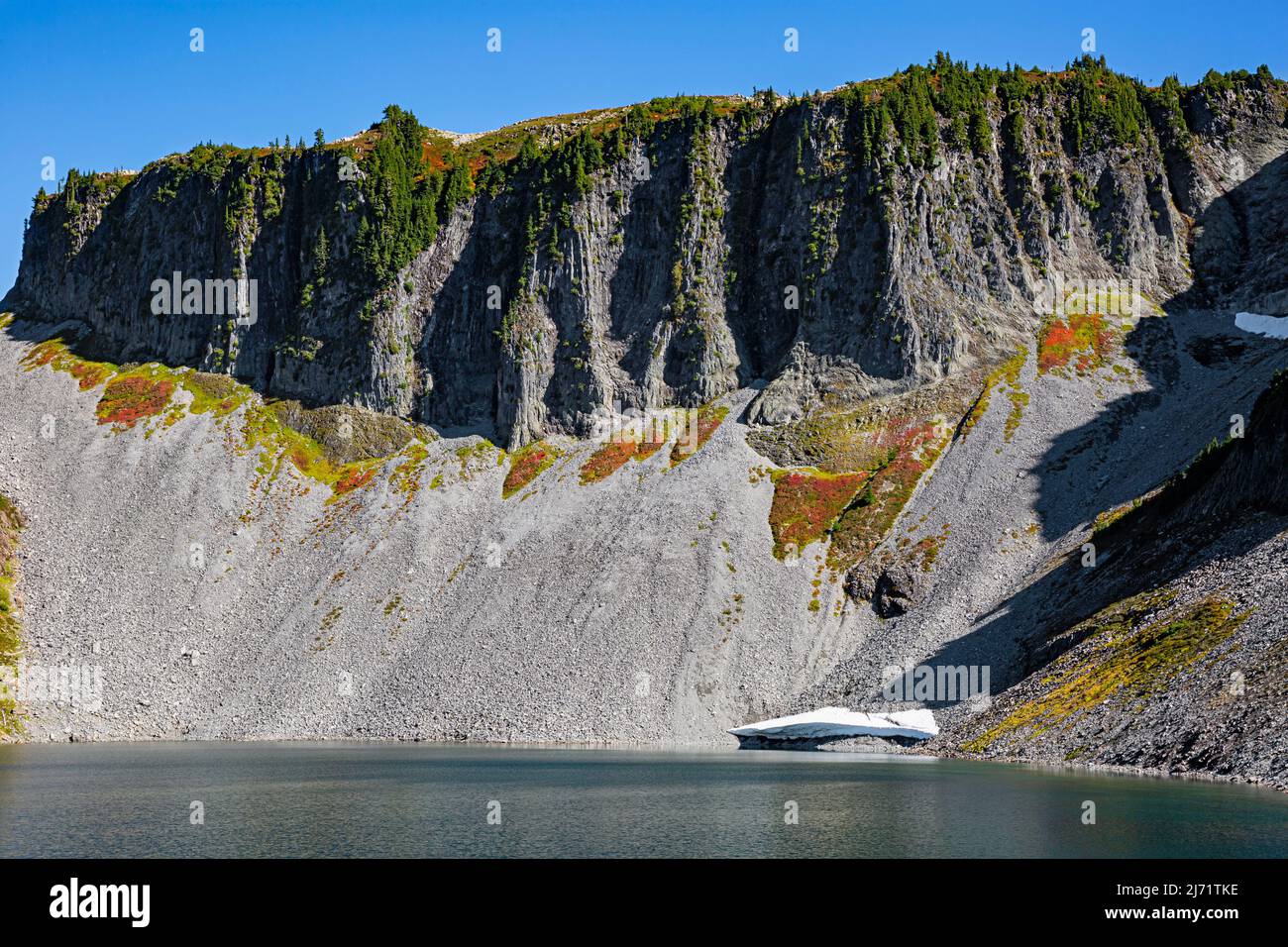 WA21506-00...WASHINGTON - Iceberg Lake unterhalb der säulenförmigen basaltischen Klippen des Tafelbergs in der Mount Baker Wilderness Area. Stockfoto