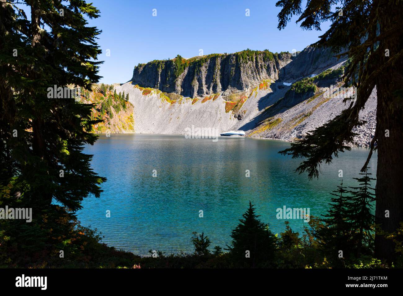 WA21507-00...WASHINGTON - Iceberg Lake unterhalb der säulenförmigen basaltischen Klippen des Tafelbergs in der Mount Baker Wilderness Area. Stockfoto