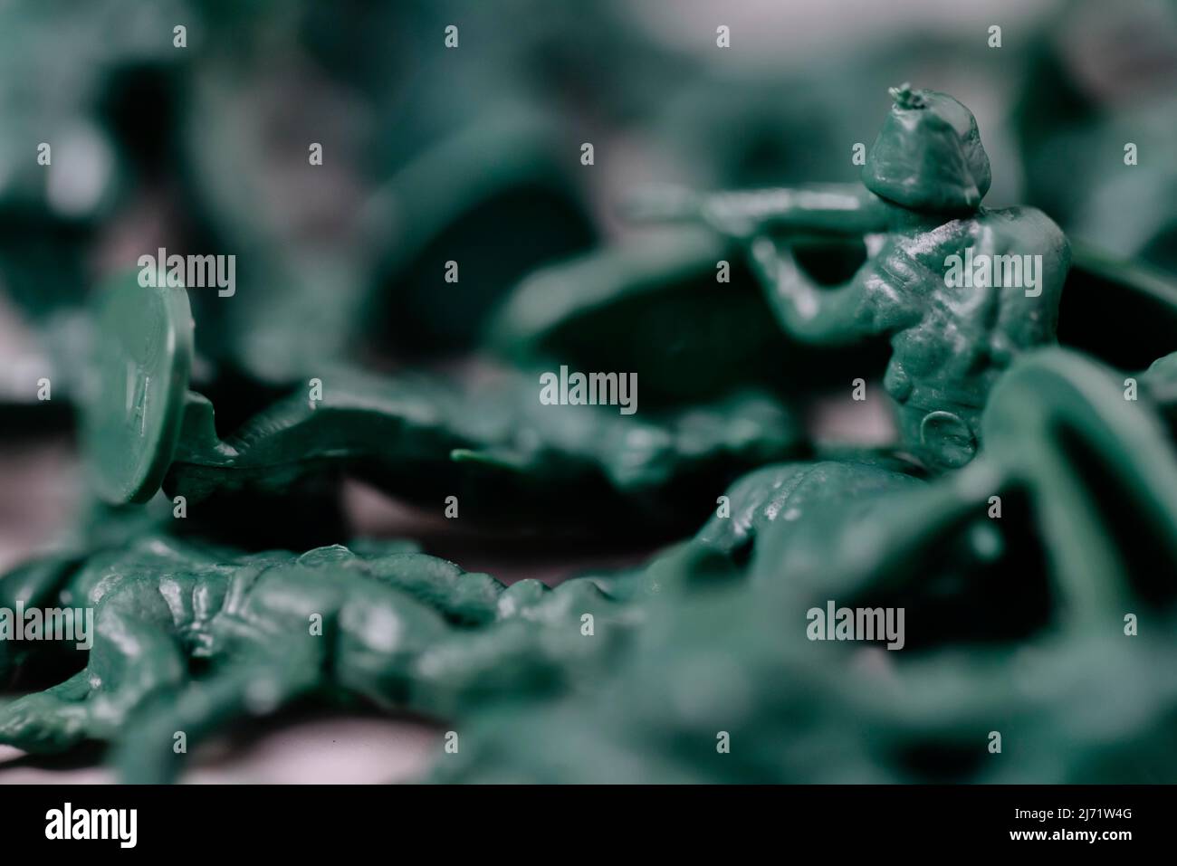 Kriegsspielzeug, kleine Soldaten, Armee aus Kunststoff, Nahaufnahme, Studioaufnahme, Köln, Nordrhein-Westfalen, Deutschland Stockfoto