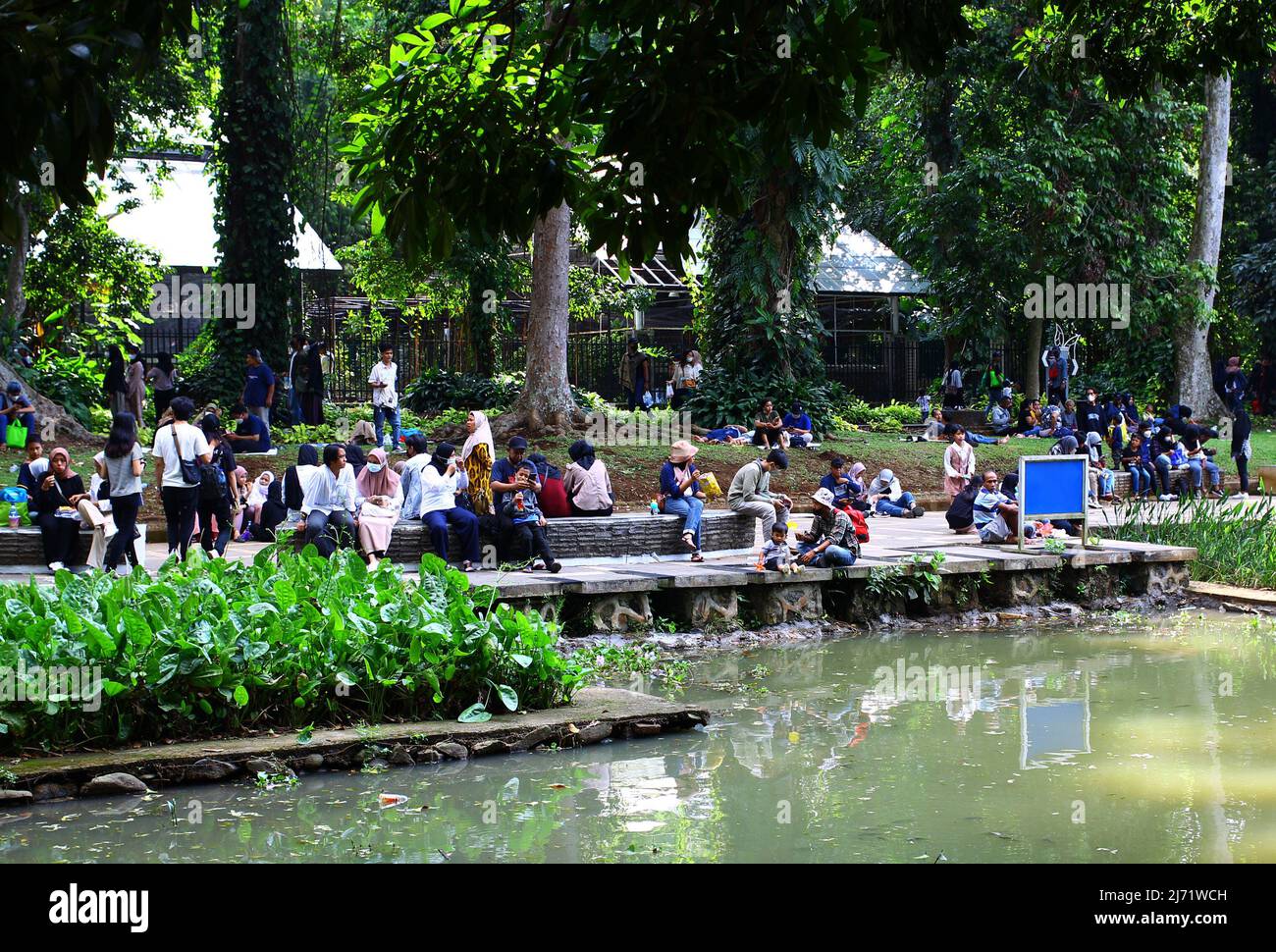 5. Mai 2022, Bogor, West-Java, Indonesien: Der Botanische Garten Bogor, der sich in der Stadt Bogor, West-Java, befindet, ist voll von Besuchern, die aus der Stadt Bogor und außerhalb der Stadt Bogor kommen. Sie verbringen ihre Eid-Ferien und genießen die wunderschöne Landschaft im Botanischen Garten von Bogor. (Bild: © Denny Pohan/ZUMA Press Wire) Bild: ZUMA Press, Inc./Alamy Live News Stockfoto