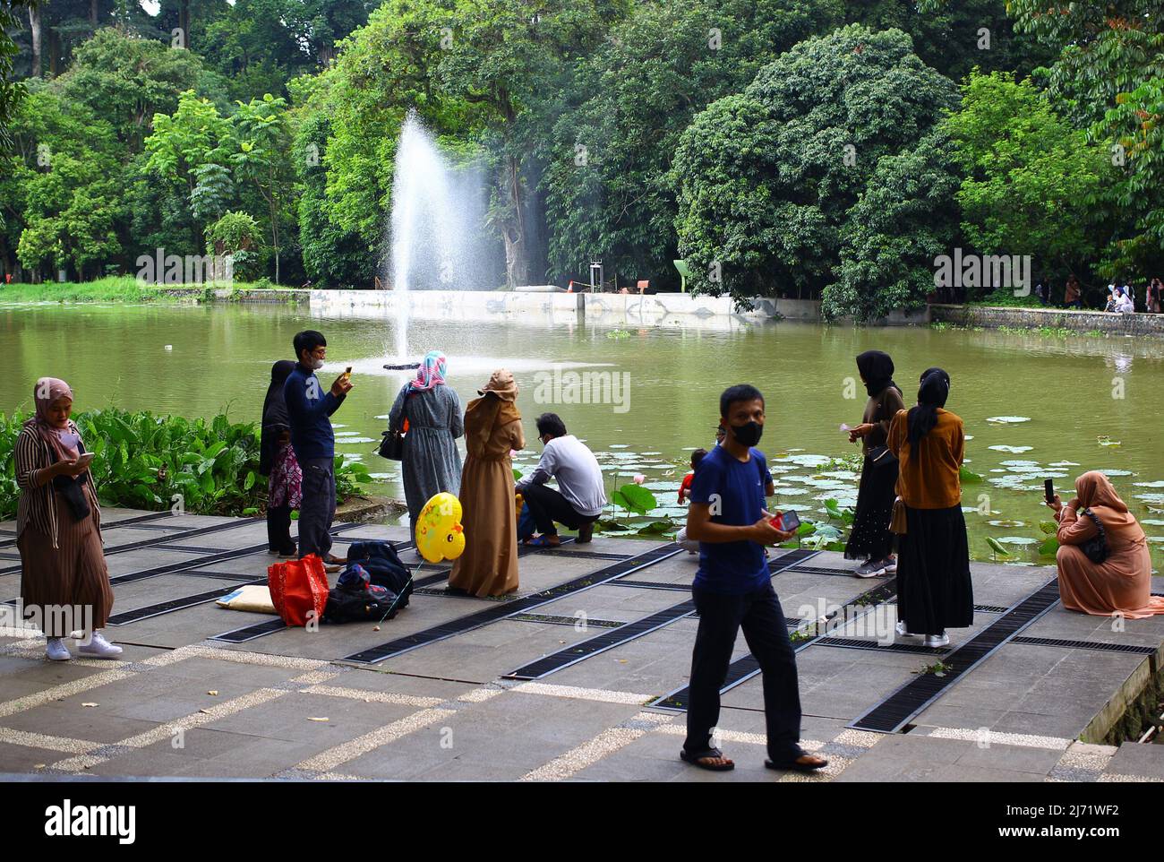 5. Mai 2022, Bogor, West-Java, Indonesien: Der Botanische Garten Bogor, der sich in der Stadt Bogor, West-Java, befindet, ist voll von Besuchern, die aus der Stadt Bogor und außerhalb der Stadt Bogor kommen. Sie verbringen ihre Eid-Ferien und genießen die wunderschöne Landschaft im Botanischen Garten von Bogor. (Bild: © Denny Pohan/ZUMA Press Wire) Bild: ZUMA Press, Inc./Alamy Live News Stockfoto