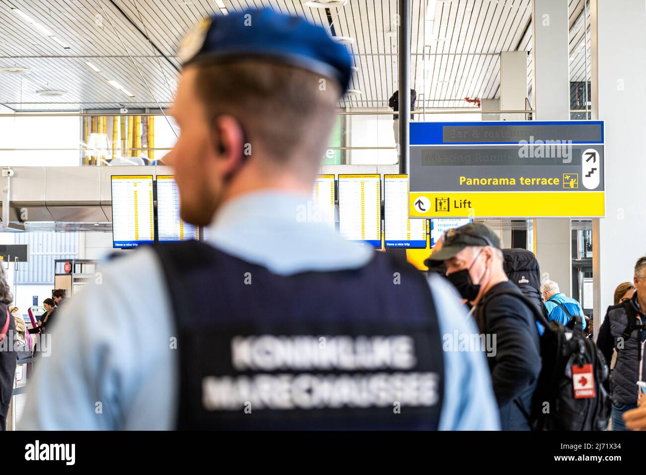 2022-05-01 09:22:03 AMSTERDAM 01-05-2022. Reisende sollten sich während der Mai- und Sommerferien längere Wartezeiten am Schiphol nehmen, berichtet der Flughafen. Die Gewerkschaft FNV prognostiziert sogar ein Chaos am Flughafen, da es Hunderte von freien Stellen an den Check-in-Schaltern, an der Sicherheitskontrolle und im Gepäckkeller gibt, die nicht befüllt werden können. Der für die Passkontrolle zuständig ist, der Königliche Niederländische Marechaussee, leidet ebenfalls an hohen Fehlzeiten aufgrund von Corona. FNV erwartet, dass Schiphol sogar Flüge annullieren wird. ©ANP/Hollandse-Hoogte/ Owen O'Brien niederlande Out - belgien Out Stockfoto