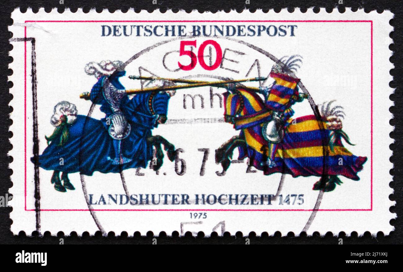 DEUTSCHLAND - UM 1975: Eine in Deutschland gedruckte Briefmarke zeigt Joust aus dem Jousting-Buch von Wilhelm IV., 500.. Jahrestag der Hochzeit von Landshut, circ Stockfoto