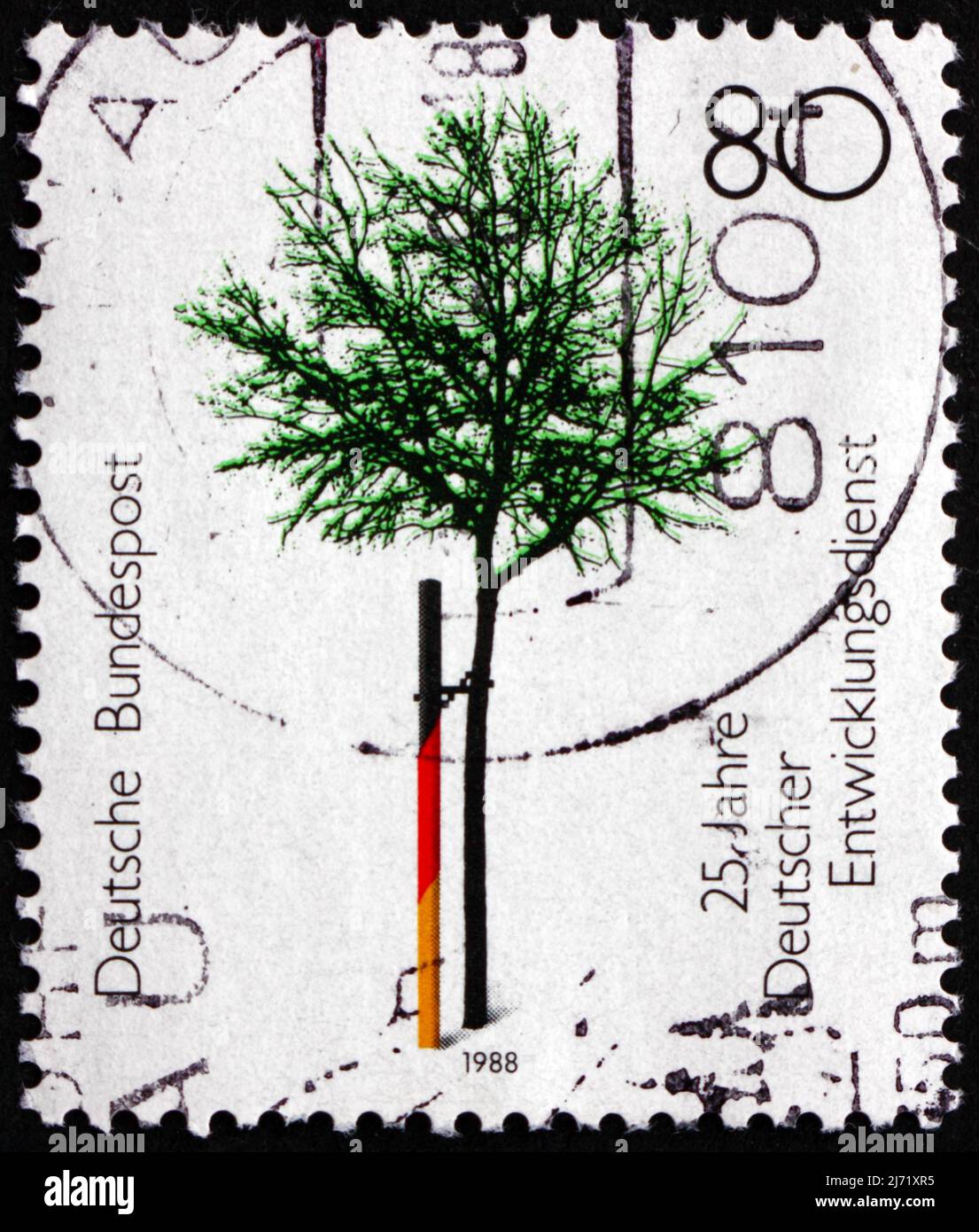DEUTSCHLAND - UM 1988: Eine in Deutschland gedruckte Briefmarke zeigt Baum, Deutscher Freiwilligendienst, 25.-jähriges Jubiläum, um 1988 Stockfoto