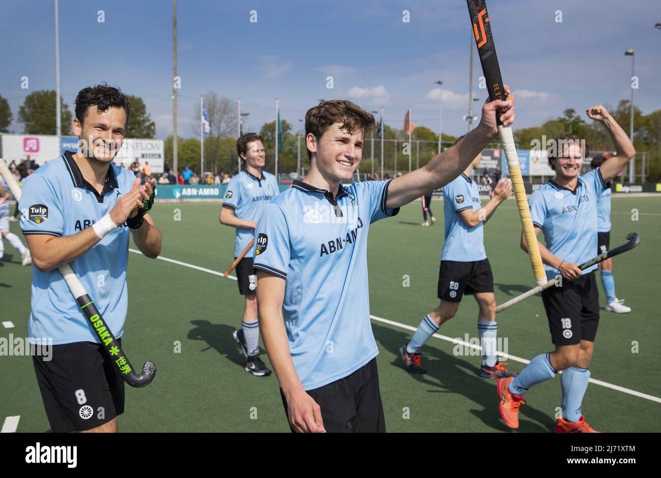 2022-05-01 16:27:30 01/05/2022 - WASSENAAR - Lucas Veen (HGC) mit Jan van 't Land (HGC) auf der rechten Seite und Floris Van der Kroon (HGC) auf der linken Seite nach dem Hauptabteilung Männer Hockey-Spiel, HGC-KAMPONG (4-3). ANP / Dutch Height / Koen Suyk niederlande Out - belgien Out Stockfoto