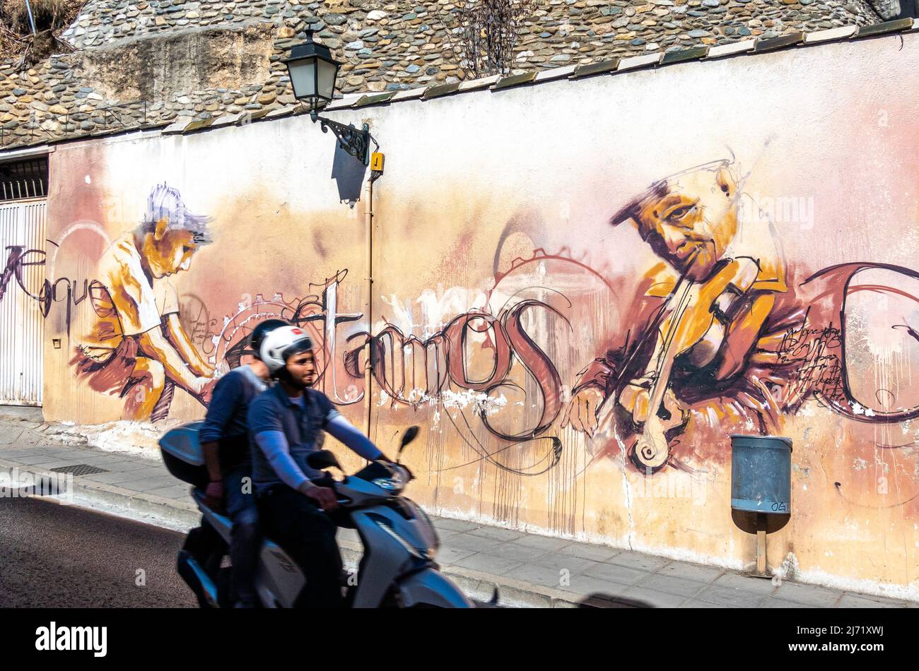 Boy, Geigenspieler Street Art Wandbild des Künstlers Raul Ruiz. Von dem spanischen Muralisten El Nino, Realejo, Granada, Andalusien, Spanien Stockfoto