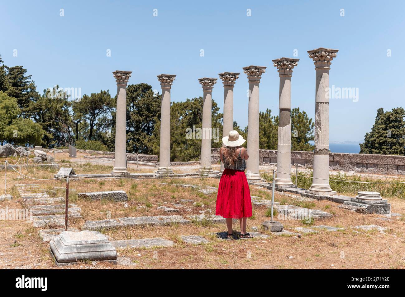 Junge Frau mit Kleid vor Ruinen mit Säulen, ehemaliger Tempel, Asklepieion, Kos, Dodekanes, Griechenland Stockfoto