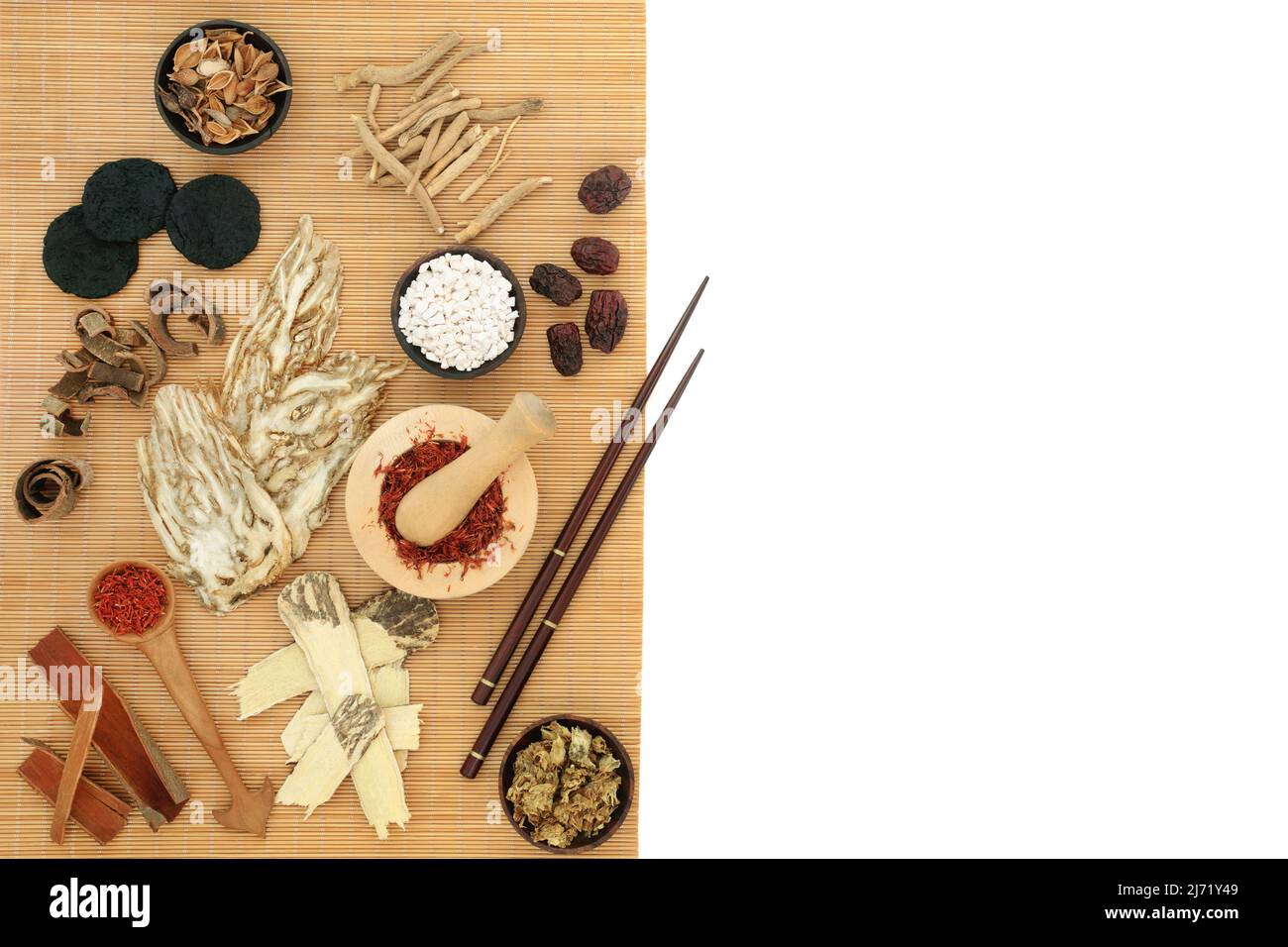 Chinesische Kräuterpflanzenmedizin mit Kräutern und Gewürzen, die in der alten traditionellen Heilung verwendet werden. Natürliches Gesundheitskonzept. Auf Bambus-Hintergrund. Stockfoto
