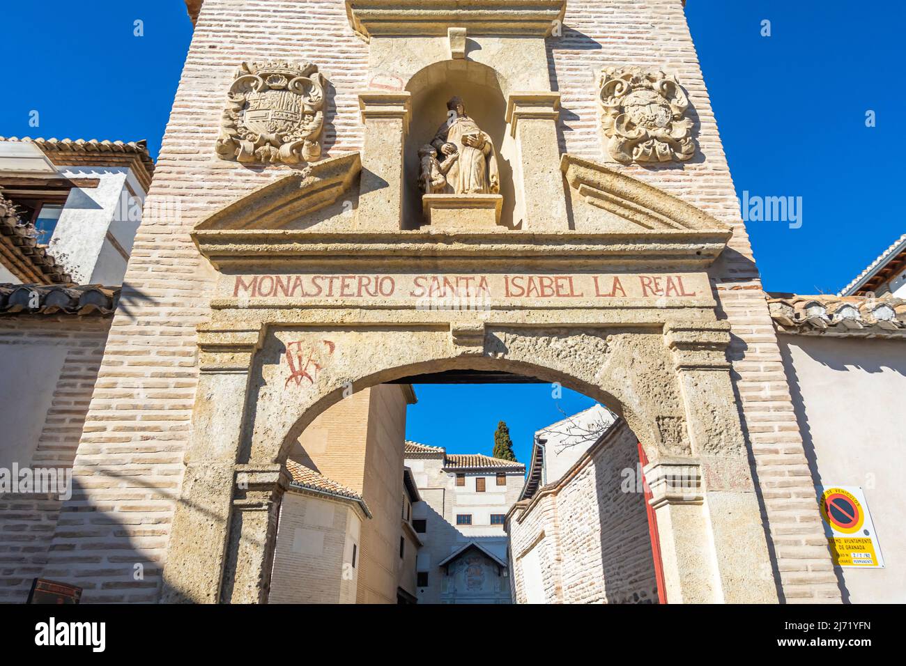 Das königliche Kloster der Heiligen Isabel Kloster - Monasterio Santa Isabel de Leal. Die Tore des geschlossenen Klosters 17. - 18. Jahrhundert. Granada, Spanien Stockfoto