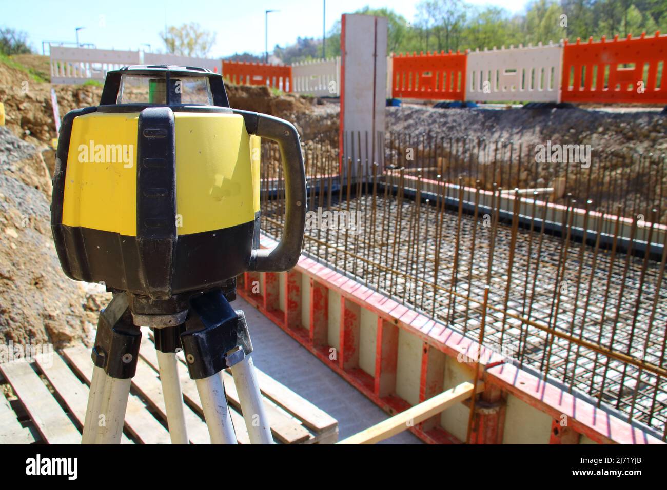Nivelliervorrichtung zur Ermittlung der Höhe auf einer Baustelle mit geplanter Hintergrundunschärfe Stockfoto