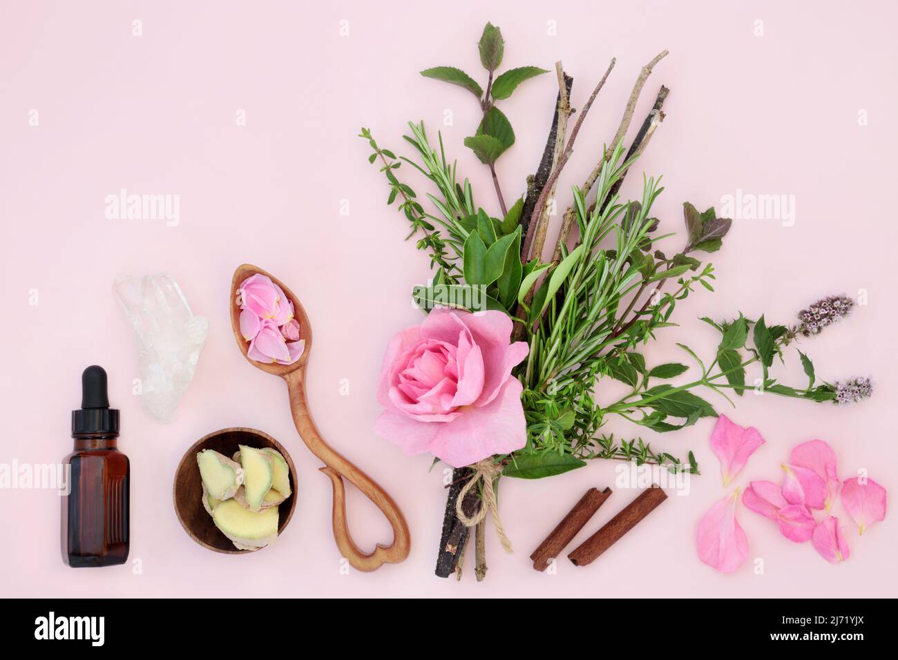 Zutaten für Zaubertrank mit heidnischen Hexen-Paket aus Kräutern und Rosenblüten, Zimt- und Ingwer-Gewürzen mit Tinktur-Flasche und Blütenblättern. Stockfoto