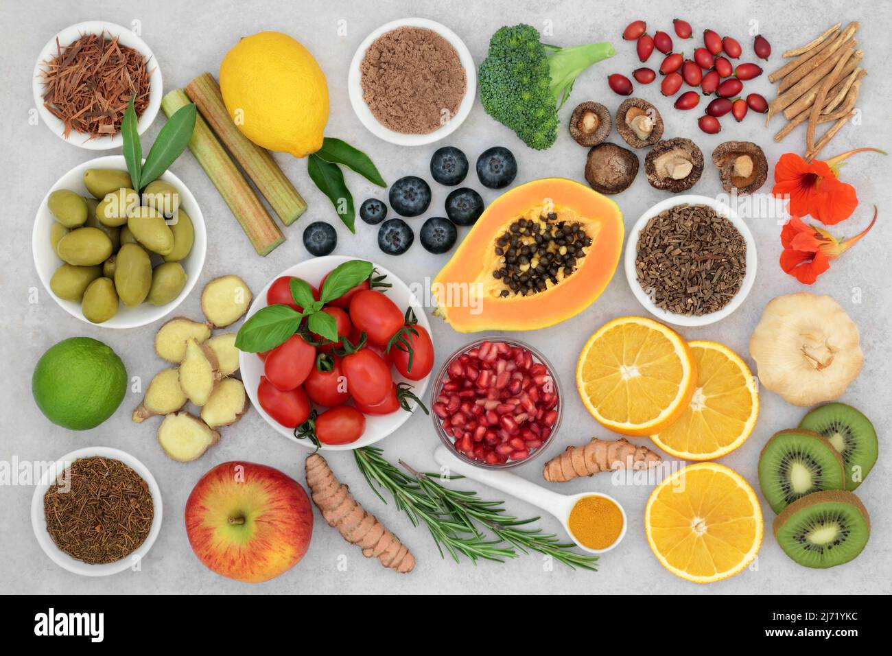 Vegane und vegetarische Lebensmittelsammlung zur Stärkung des Immunsystems. Gesunde Lebensmittel mit hohem Gehalt an Antioxidantien, Polyphenolen, Flavonoiden, Anthocyanen, Ballaststoffen, Vitamine Stockfoto