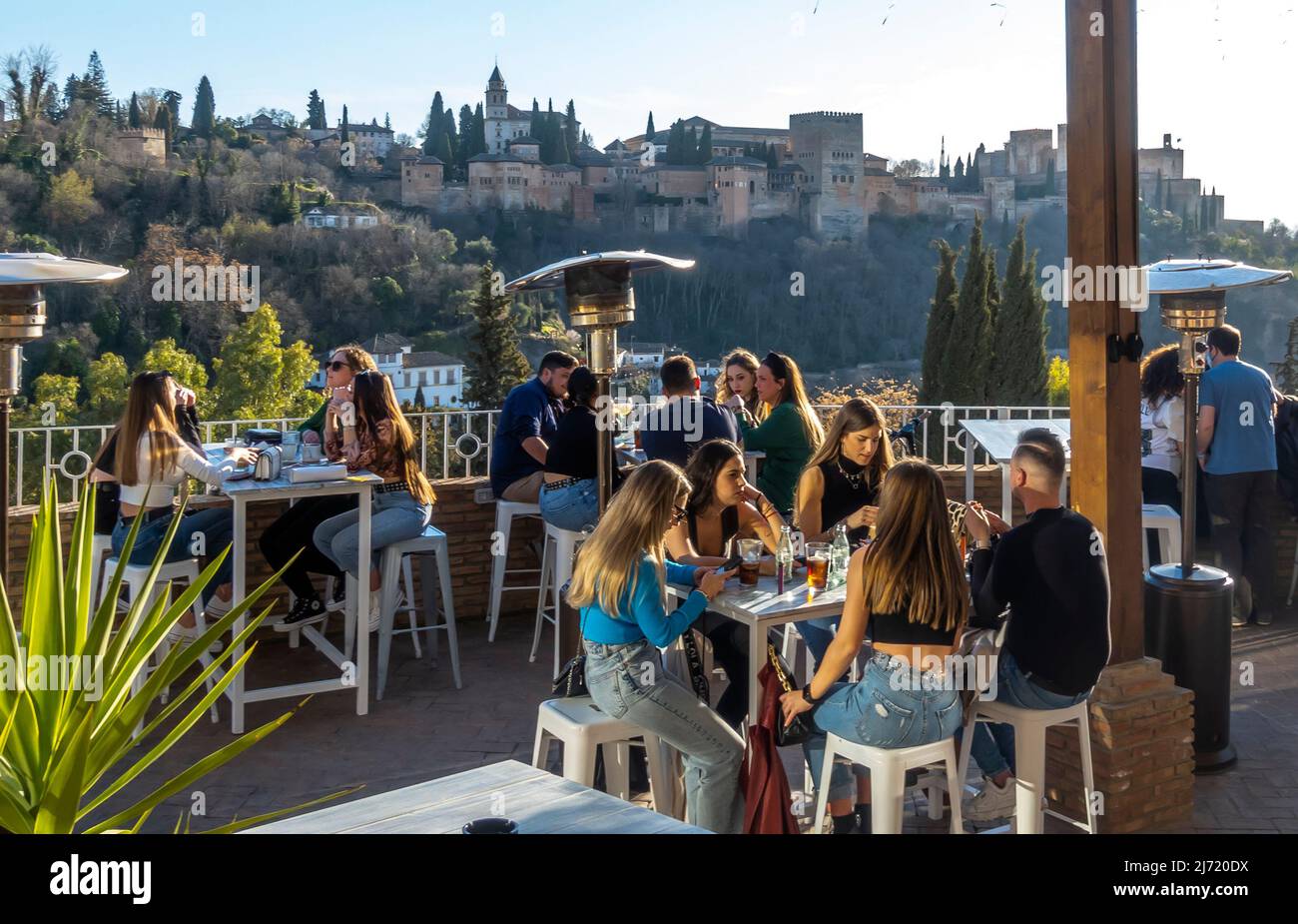 Terrasse im Freien in Albaizin Granada Café mit Touristen, post-covid Reisen und Essen an historischer Stelle, Wahrzeichen in Andalusien, Spanien Stockfoto